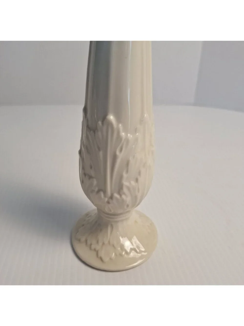 LENOX IVORY PORCELAIN FLORENTINE COLLECTION VINTAGE EMBOSSED BUD VASE 10.5